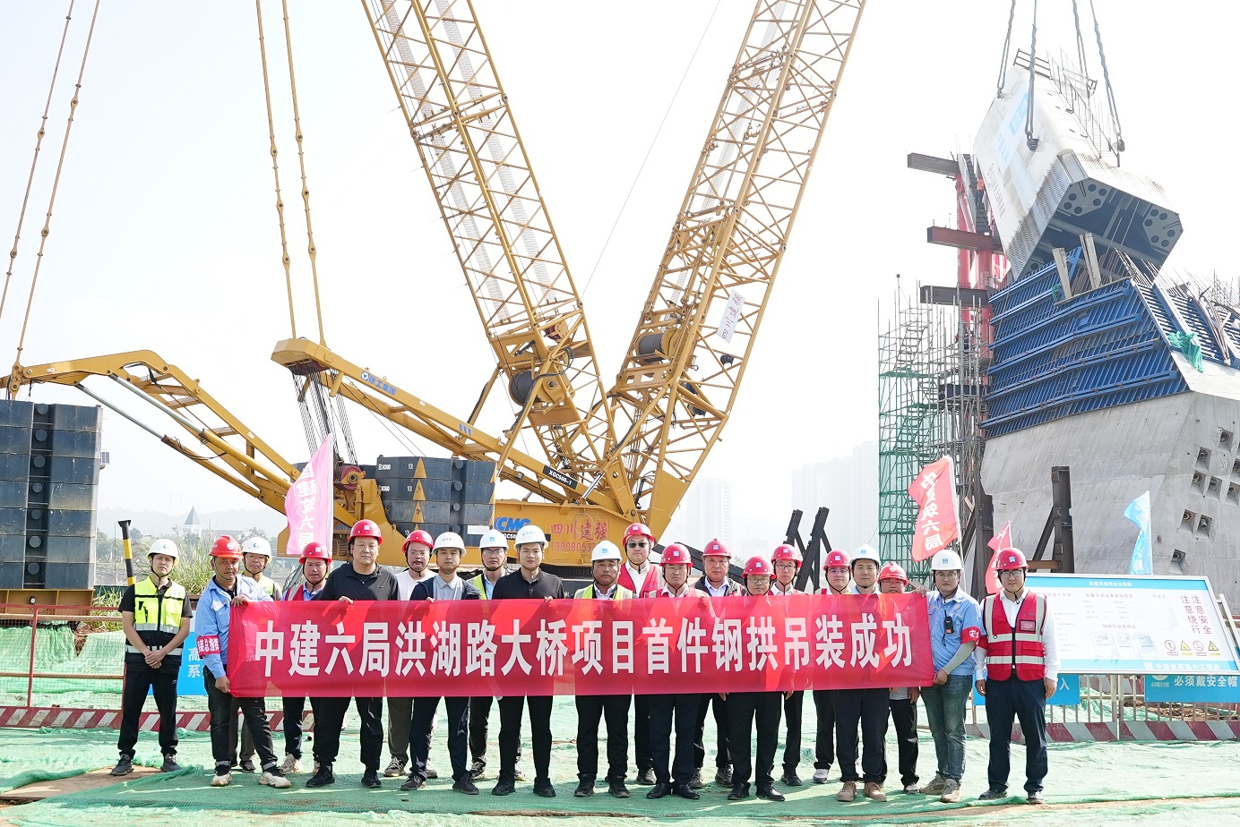 “鋼鐵長(zhǎng)虹”初現(xiàn)雄姿——興天元鋼橋助力洪湖路大橋鋼箱拱肋成功首吊